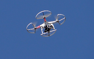 Przepisy uregulują używanie dronów